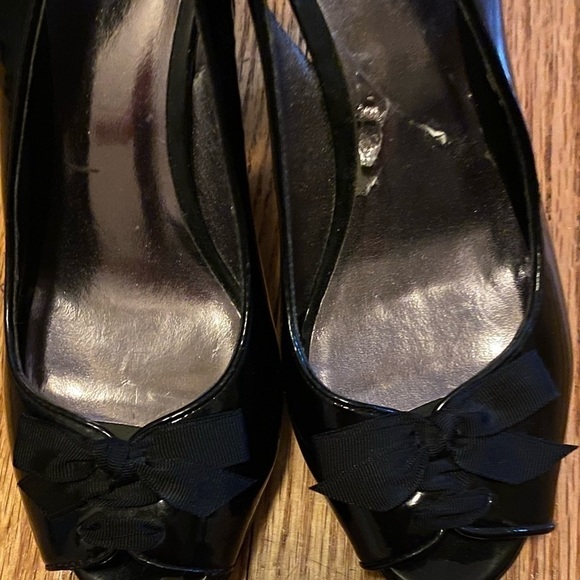 𝅺CIRCA Joan & David size 6.5 patent leather wedge sling backs with bow a… - Picture 4 of 4